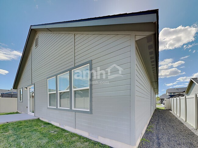 Building Photo - 754 N Scotney Ave