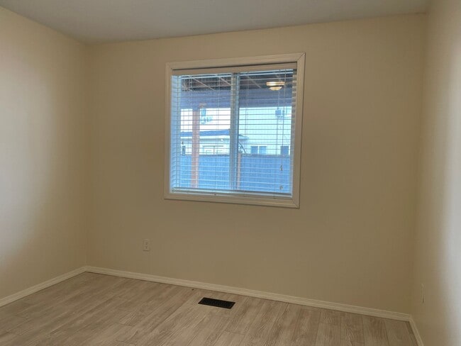 Building Photo - Spacious 5 Bedroom Home! Granite Counters! Pet friendly! Tons of Room for Entertaining!