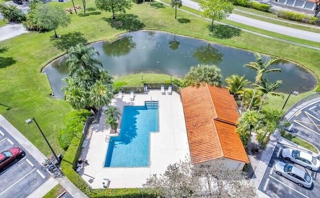 Building Photo - 3340 Pinewalk Dr N
