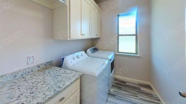 Building Photo - Great 3 bed 2 Bath on the West side.