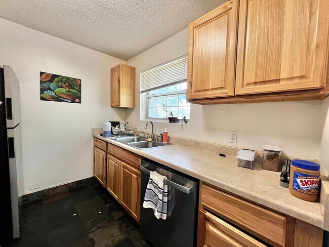 Building Photo - Great Campus West 2 Bed 1 Bath Available!