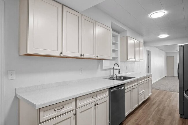 Building Photo - 308 E 7th Ave