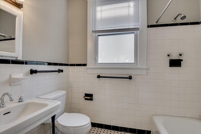 Building Photo - 933 Russell St