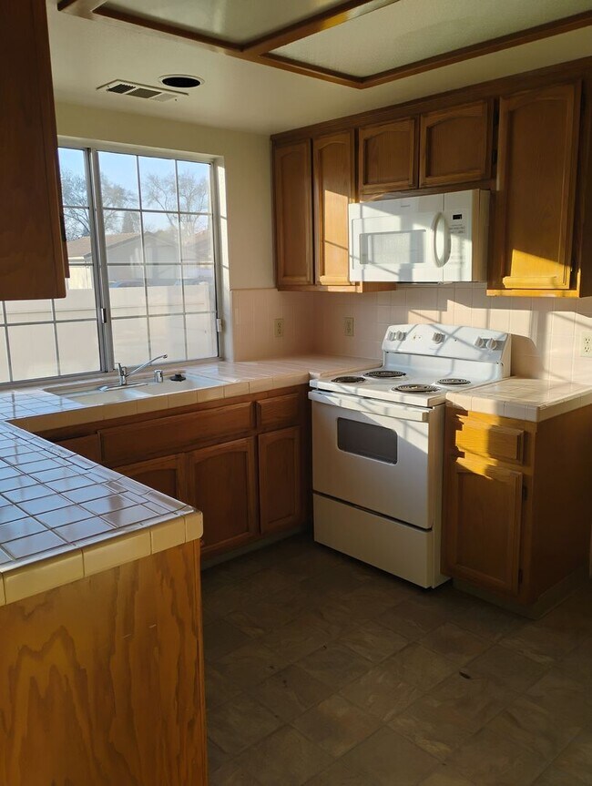 Building Photo - By appointment only. Do not disturb occupants. Apply now to schedule a viewing.