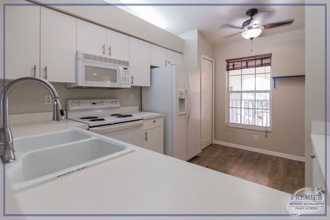 Building Photo - ***2+DEN/2 BATH***CENTRAL NAPLES***CYPRESS...