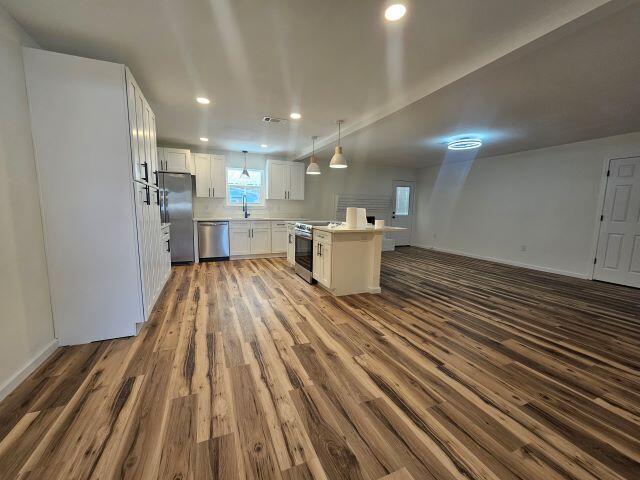 Building Photo - 600 Burgundy Ln