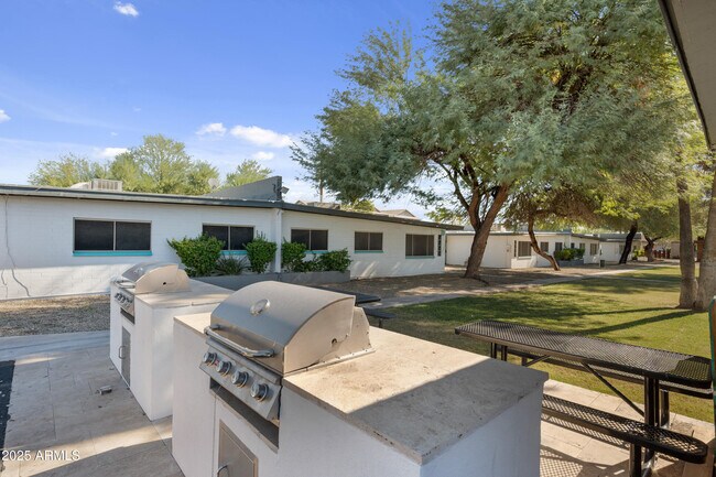 Building Photo - 1518 W Colter St