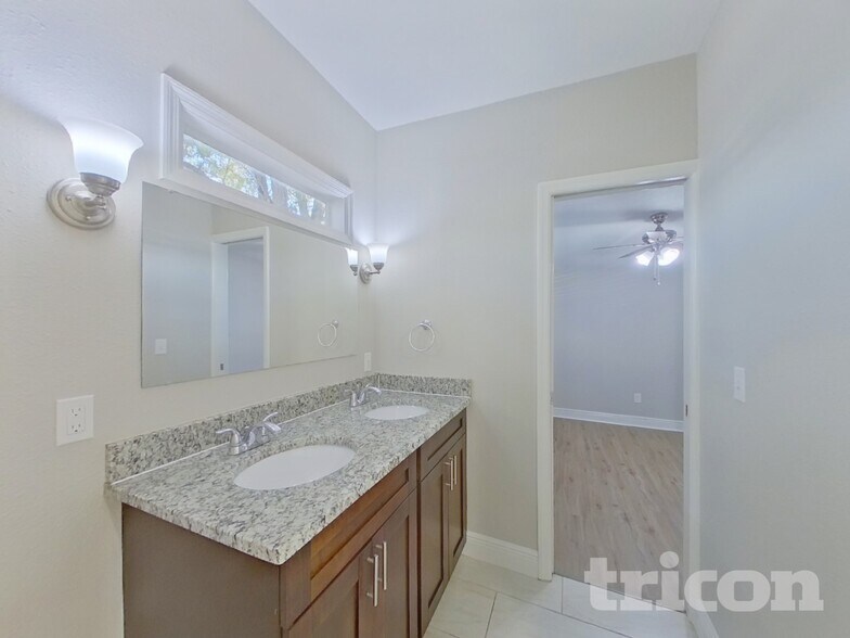 Building Photo - 355 43rd Ave N