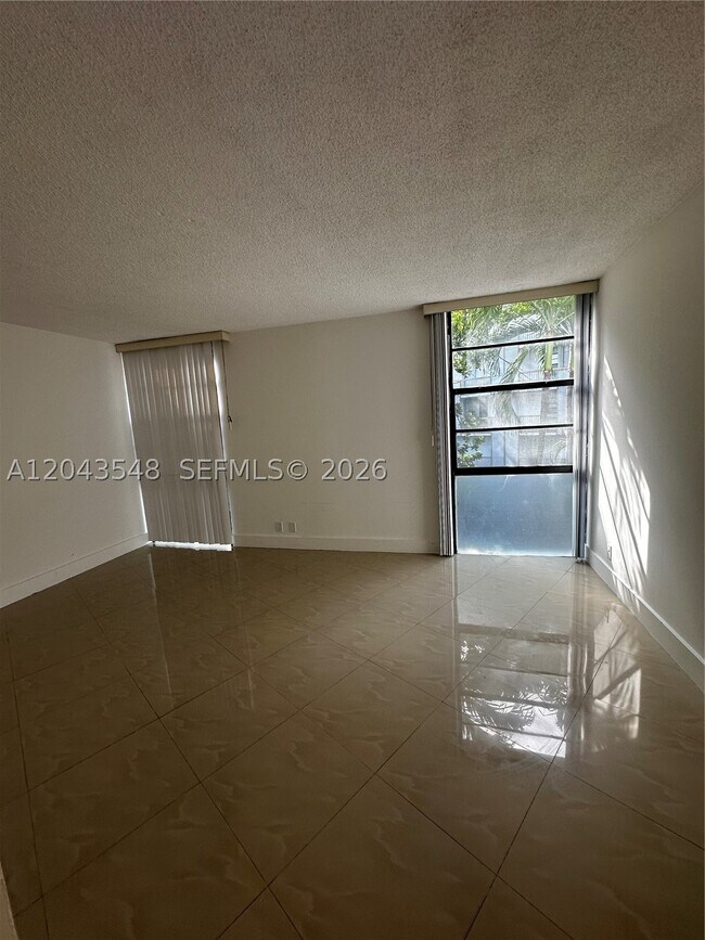 Building Photo - 3475 N Country Club Dr