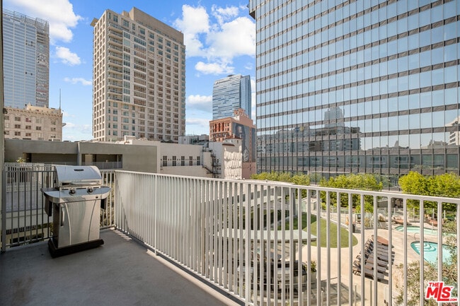 Building Photo - 901 Flower St