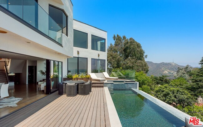 Building Photo - 2826 Las Alturas St