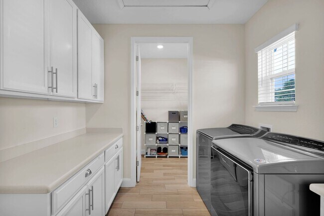 Building Photo - 2839 Montilla Dr
