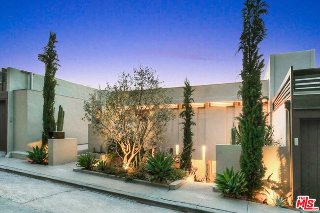 Building Photo - 1811 Edgecliffe Dr