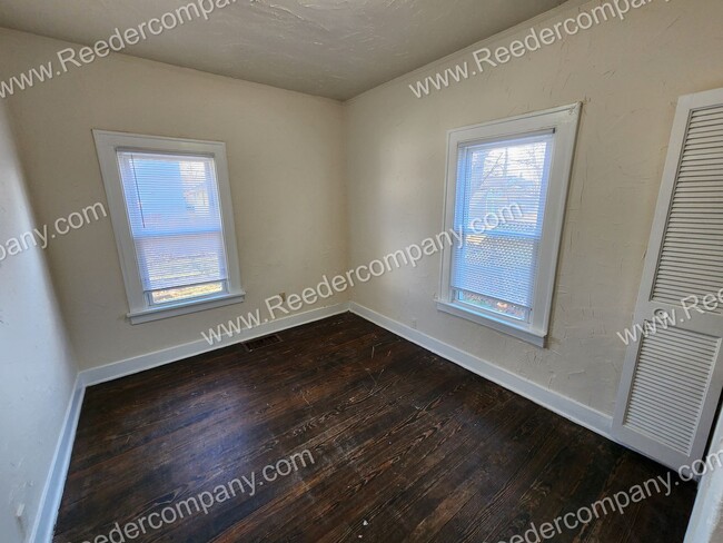 Building Photo - 2 bedroom 1 bath for rent. Located right a...