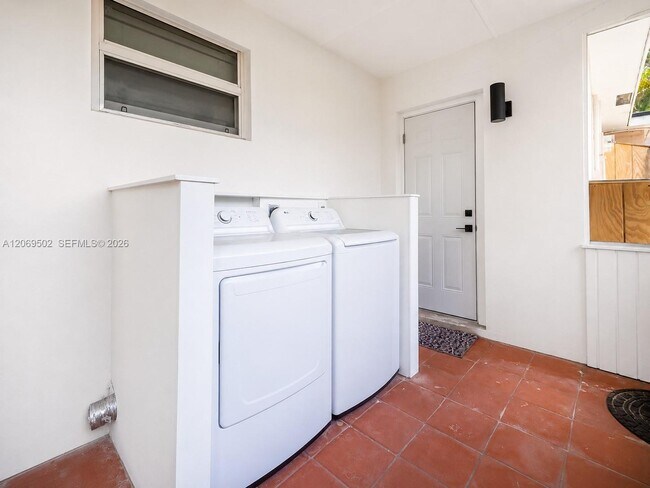 Building Photo - 850 SW 12th Ct