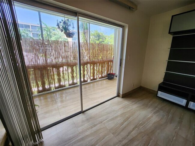 Building Photo - 219 NE 14th Ave