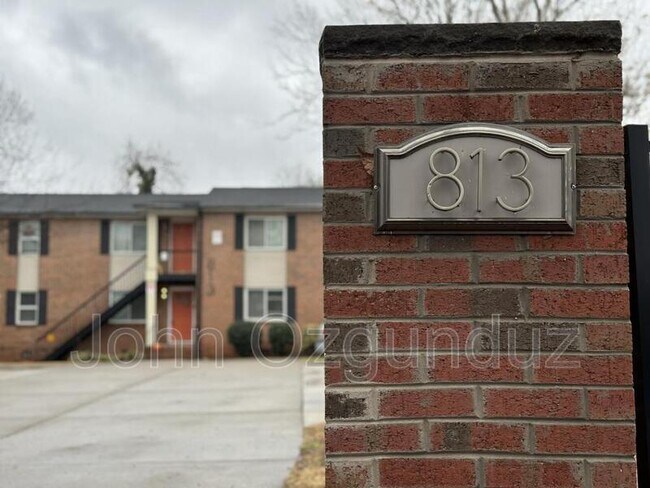 Building Photo - 813 S Blount St