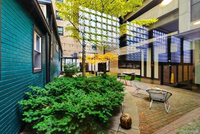 Building Photo - 15 E Kirby St
