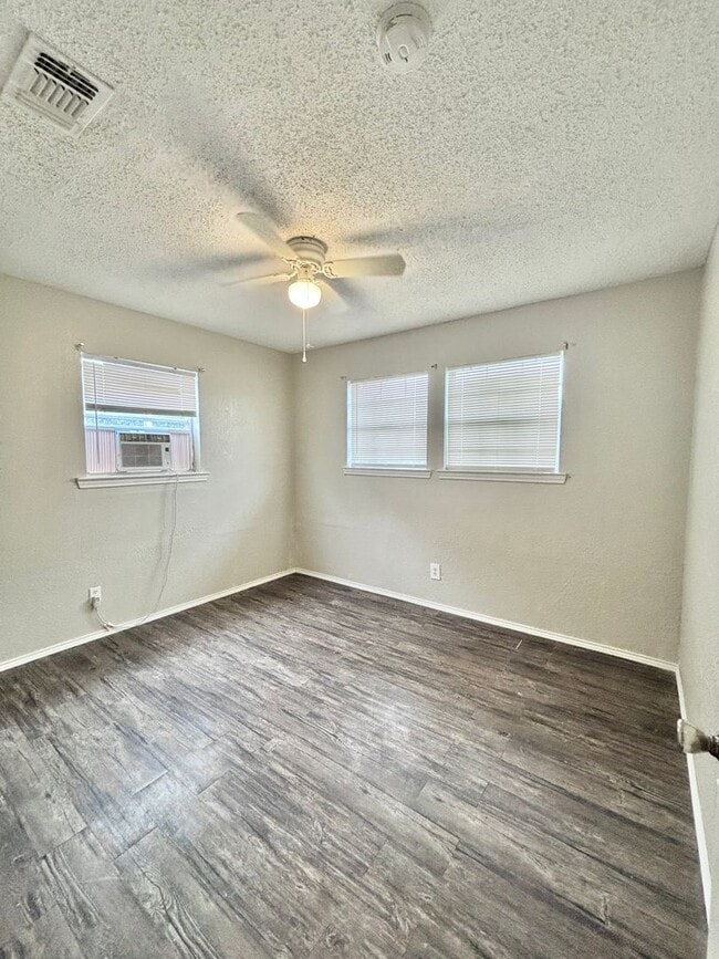 Building Photo - NOW AVAILABLE - Spacious 3-Bedroom Home + ...