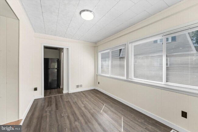 Building Photo - 9 N Greenbrier St