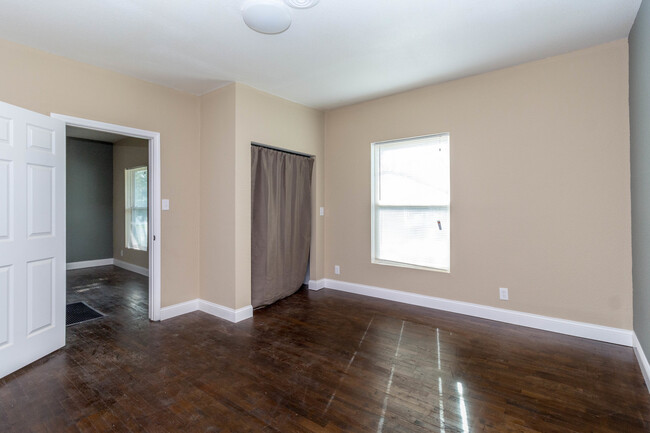 Building Photo - 3 bed/1 bath - Completely Remodeled - Cent...