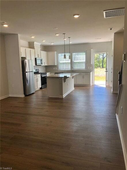 Building Photo - 825 Falls Grove Trl