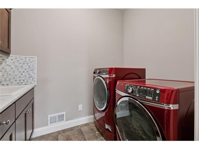 Building Photo - 16588 E Lake Dr