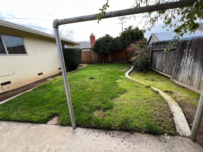 Building Photo - 723 S California St