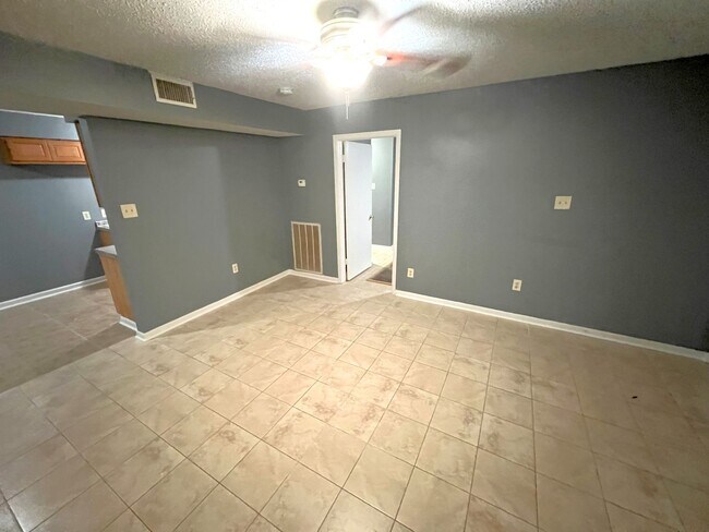 Building Photo - Move in Special!!!!!! Newly renovated 2 Be...