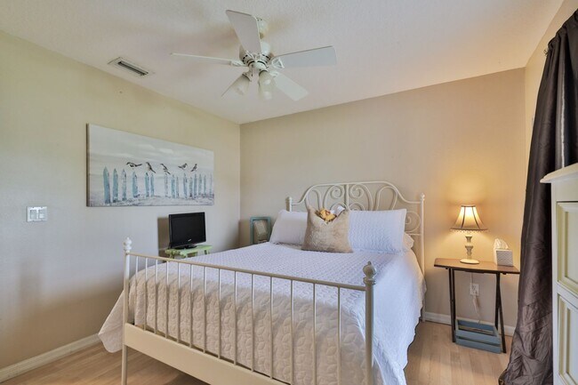 Building Photo - Furnished, Beautifully decorated 3 bedroom...