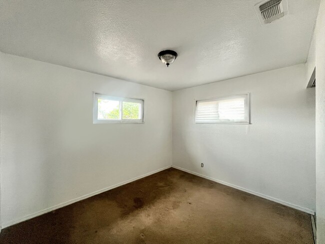 Building Photo - 1736 N Penasco Dr
