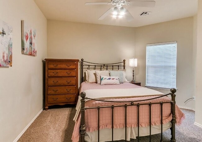 Building Photo - Adorable duplex + Edmond Schools + Lawncar...