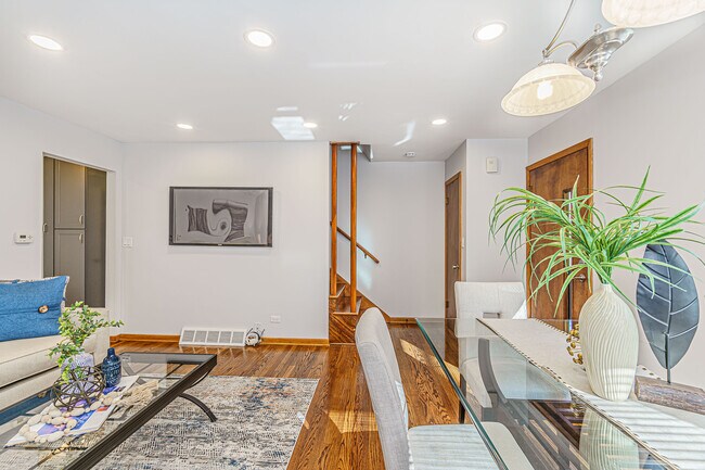 Entry - 130 E Northwest Hwy