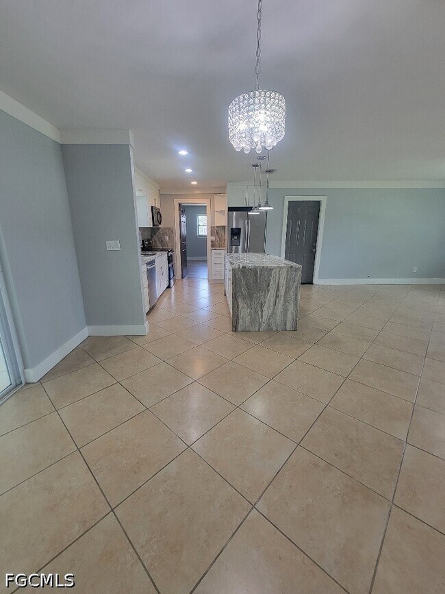 Building Photo - 203 Redcliff Ave