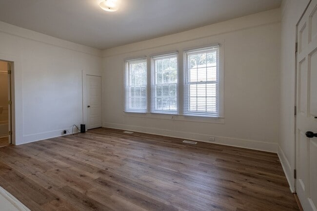 Building Photo - 621 Park Cir