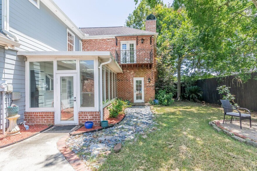 Building Photo - 300 Oak Hollow Dr