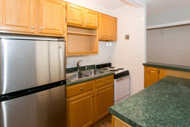 Building Photo - 448 W Wellington Ave