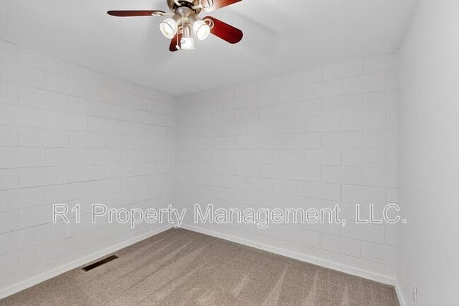 Building Photo - 301 Graceland Dr SE