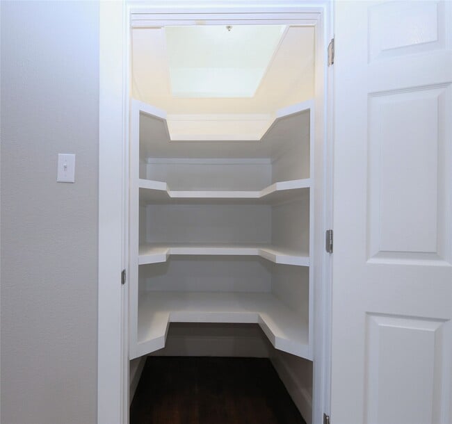 Building Photo - 5520 Lawson St