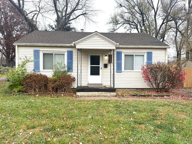 Primary Photo - Charming 2 bedroom, 1 bath on a corner lot with large fenced backyard.