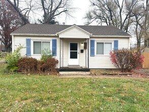 Building Photo - Charming 2 bedroom, 1 bath on a corner lot with large fenced backyard.