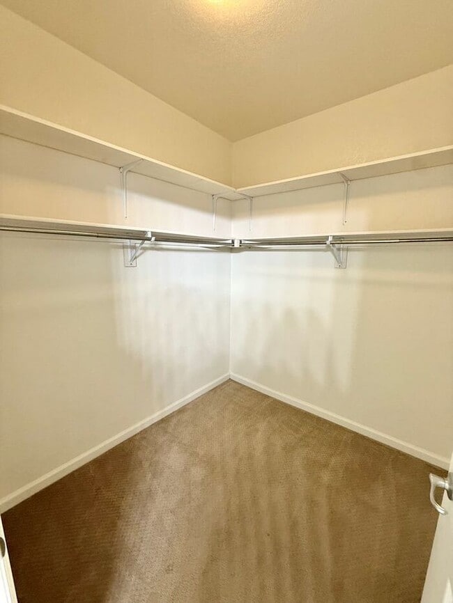 Building Photo - ***MOVE IN SPECIAL*** 2 WEEKS FREE -MUST SEE 2 Bed/2 Bath Condo in the Lakeshore at Centerra!