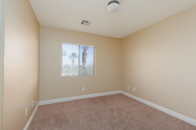 Building Photo - LARGE 3 BED, 2.5 BATH TOWNHOME IN GATED ALIANTE POOL COMMUNITY