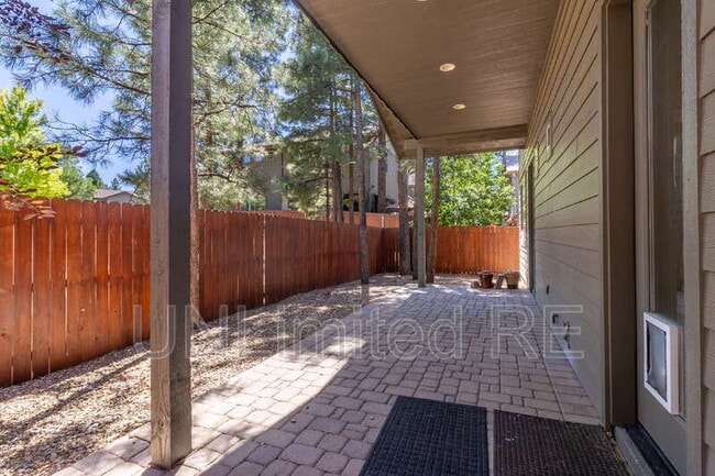Building Photo - 425 E Woodland Dr