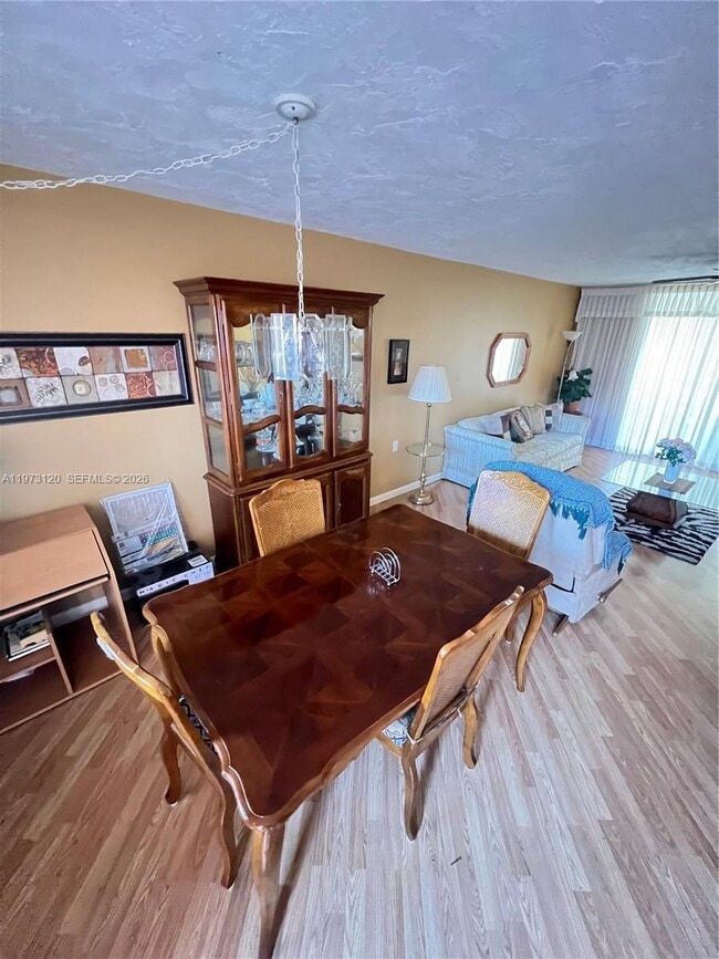 Building Photo - 2851 Somerset Dr