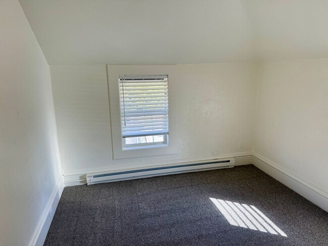 Building Photo - Large renovated 2 bedroom apartment in the...