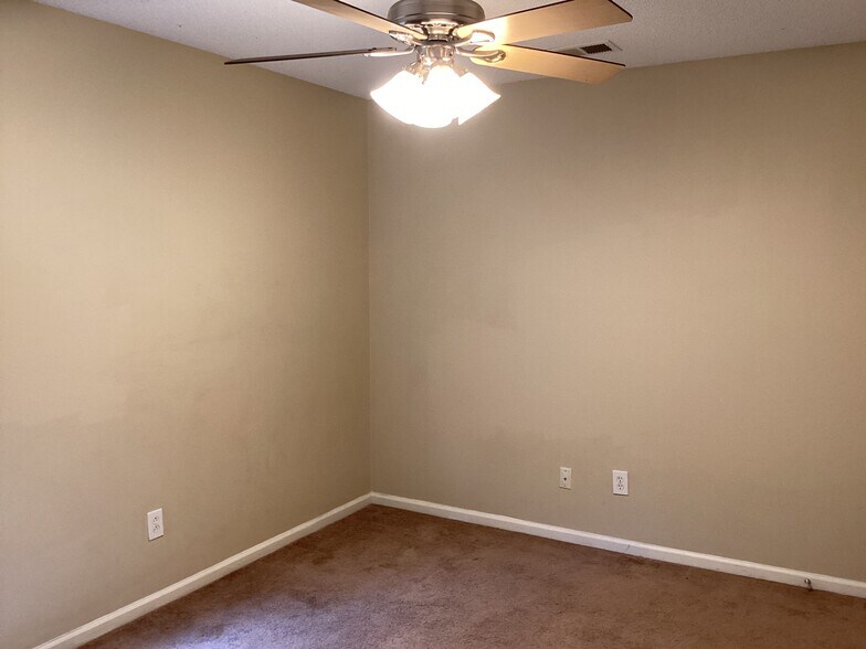 Building Photo - 1009 Friartuck Trl