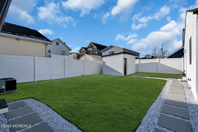 Building Photo - 1807-1809 Laurel Terrace