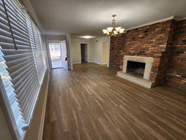 Building Photo - Compeltely Remodeled 3 Bedroom 3 Bathroom