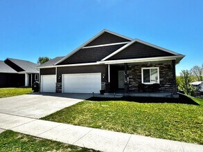 Building Photo - For Rent Beautiful 4 bedroom 3 bathroom 3 attached car garage!